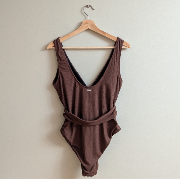 Berlook V-Neck O-Ring One Piece Swimsuit - Picture 3 of 5